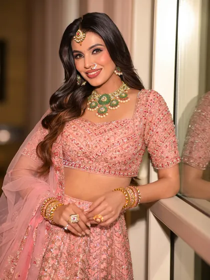 For the modern bride who loves a touch of softness, I create rosy, glowing looks that are both subtle and stunning. This style focuses on radiant skin and romantic pink hues, complemented by soft waves for a fresh, contemporary bridal feel.