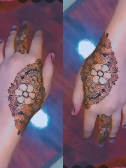 A simple yet elegant floral motif in the center of the palm, with a matching design on the finger.