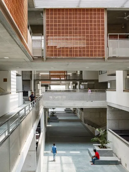 A duplicate image of the elevated view of the central spine at VIT.