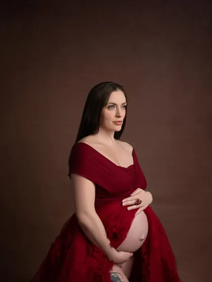 A classic three-quarter portrait that combines strength and softness. The deep red color is both passionate and timeless.