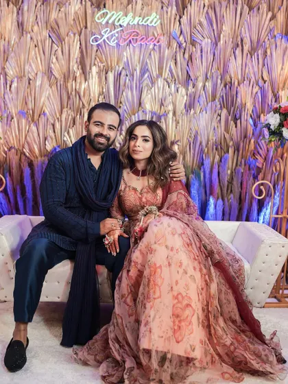 Love makes you glow, and this couple proves it. Here is my beautiful Mehendi bride Sakshi in a soft, dreamy look that perfectly complemented her floral lehenga and the romantic "Mehendi ki Raat" theme.