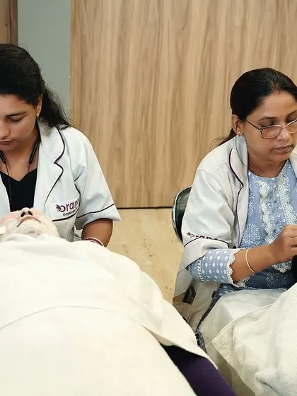Students performing facial treatments in our professional skin lab. The focus is on hydration, exfoliation, and relaxation, the pillars of good skincare.