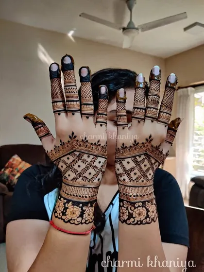 A classic back of hand design with a beautiful floral band and checkerboard pattern on the fingers. It’s a timeless look that is perfect for any occasion.