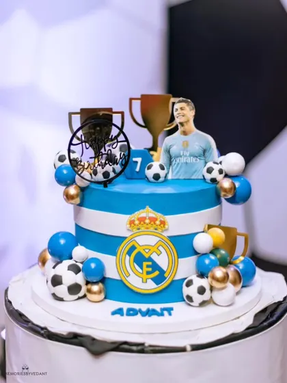 Another view of the impressive Ronaldo cake, complete with trophies, soccer balls, and the club crest.