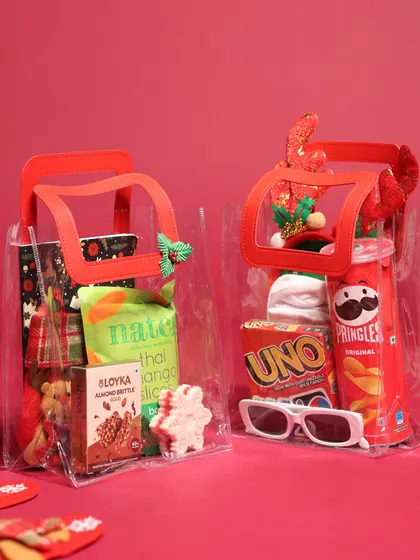 Fun and festive Christmas goodie bags, perfect for parties or casual gifting. I offer different versions, including one with snacks and UNO, and another with treats and a reindeer headband.