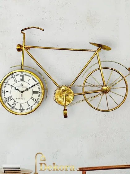The golden bicycle clock, a testament to our detailed metal craftsmanship, from the delicate chain to the classic Roman numeral face.