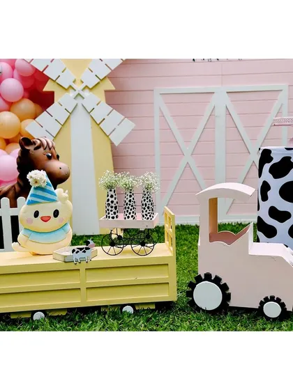 A duplicate image of the adorable chick and farm cart prop.