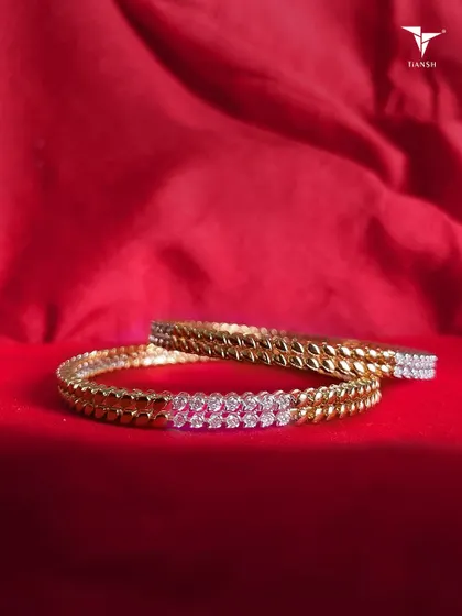 With its graceful design and radiant shine, this diamond and gold bangle is the perfect piece to add a touch of luxury to your daily life.
