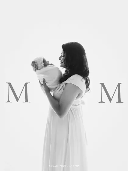 The monochrome version of the creative "MOM" portrait. Black and white gives this image a classic, timeless feel, focusing on the emotional bond.