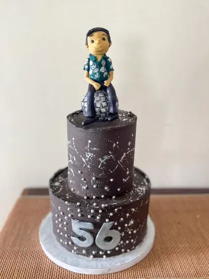 A final shot of the groovy disco-themed celebration cake.