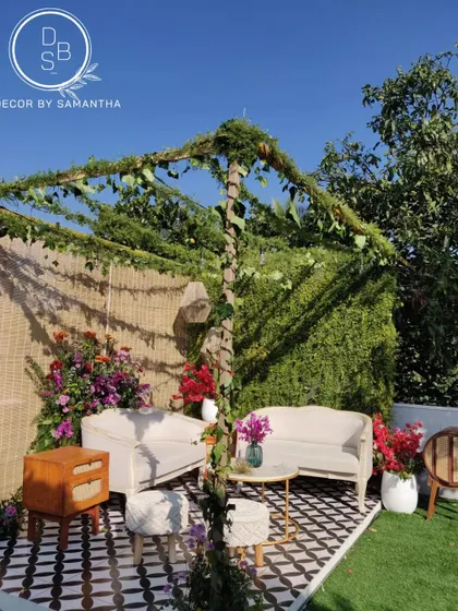 This cozy lounge corner was one of my favorite spots. We used a mix of elegant seating, natural textures like bamboo, and vibrant florals to create a chic and comfortable area for guests.