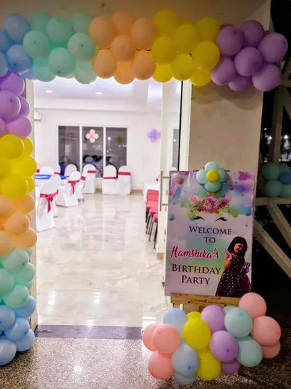 The entrance to the unicorn party, featuring a pastel rainbow balloon arch.