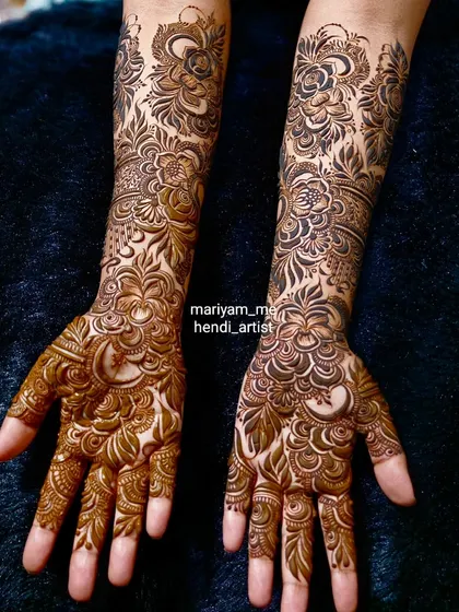 A heavy sider design in the Dubai style, perfect for the bride's sister or close family.