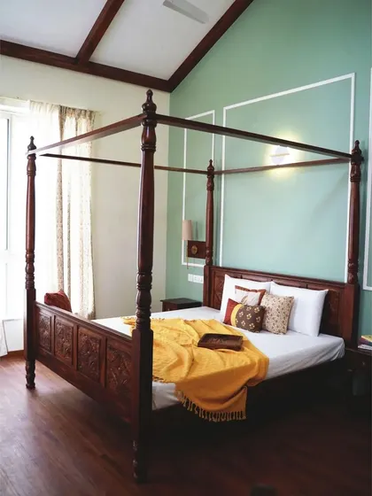A duplicate of the hero image 198, showcasing the grand and elegant four-poster bed.