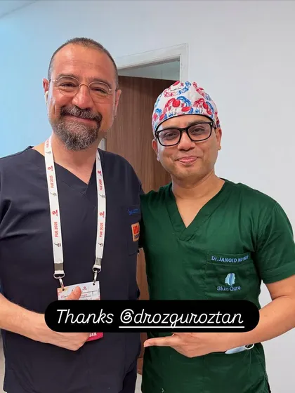 With the esteemed Dr. Ozgur Oztan at FUAsia 2025. These global conferences are a wonderful opportunity to connect with and learn from the best hair transplant surgeons in the world.