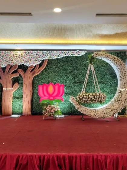 The full stage setup for this nature-inspired theme.