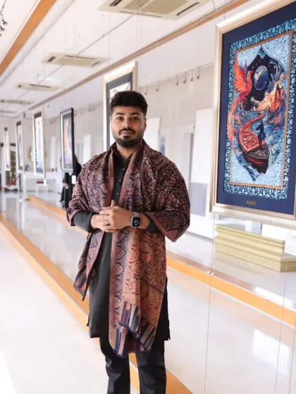 We are proud to represent Fannan Raaz, an artist revolutionizing art with his 'Carpetsia' technique. Here he is at our UB City gallery with his incredible work.