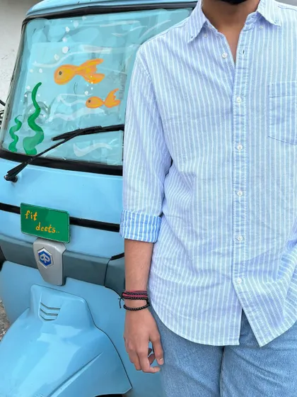 Even the auto-rickshaw gets an artistic touch. I drew a little aquarium on the windshield of this blue tuk-tuk.