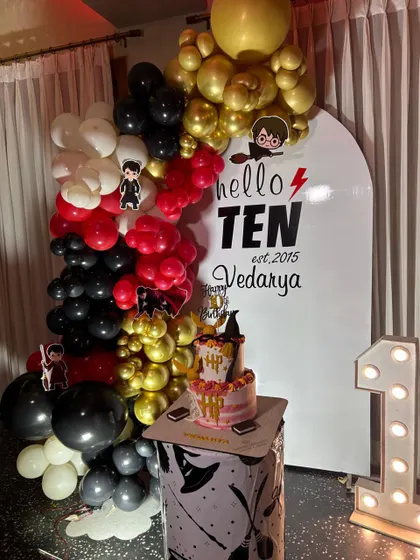 As a huge fan myself, I had so much fun creating this Harry Potter themed birthday. We used the signature house colors in the balloon garland and added character cutouts and a custom "hello TEN" backdrop to bring the magic to the party.
