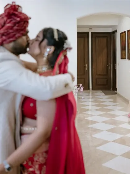 Sandhita and Siddhant share a quick first look and a kiss as the baraat arrives at her home. In the background, her sisters can’t hold back their joy, creating a beautiful, layered moment of family emotion.