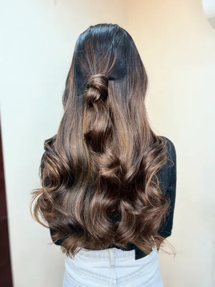 The half-up knot style again, showing how versatile and beautiful a balayage can be.
