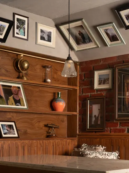 The shelves at Echoes are filled with relics of yesteryear, from a brass globe to an hourglass. These details invite guests to pause and reminisce, soaking in the beauty of simpler times.