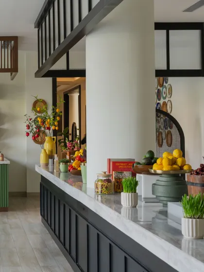The all-day dining restaurant at DLF Club 3 is infused with biophilic elements. A fresh fruit and juice bar with natural greenery creates a sense of tranquility and relaxation, making it an inviting space at any time of day.