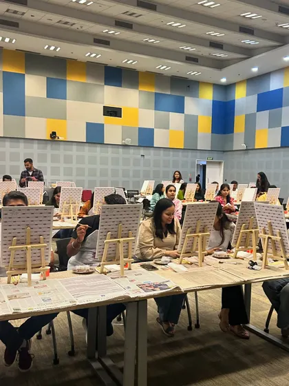 Rows of easels and focused faces at the Adobe Delhi event. We can handle large groups efficiently, ensuring everyone gets the guidance they need.