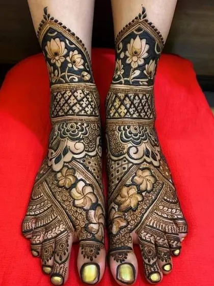 Our bridal packages include beautiful and intricate designs for feet. This example highlights the rich, dark stain from our organic henna, with a combination of bold floral work and delicate patterns.