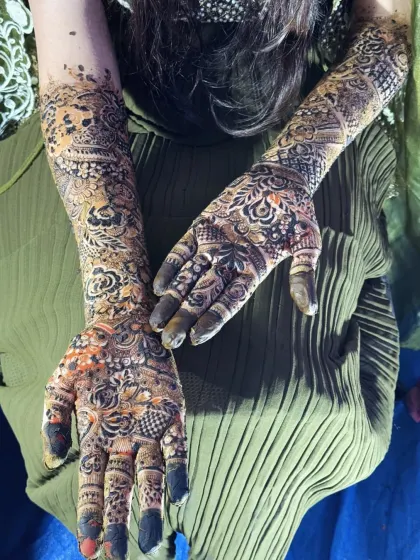 A top-down view showing the details of the Dubai-style mehendi, with its mix of floral patterns and shaded areas.