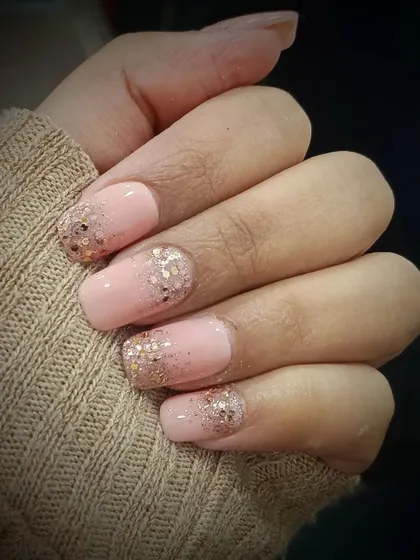 A classic glitter glaze on nude-pink extensions. I teach how to create a seamless gradient effect with glitter for a timeless and glamorous finish.