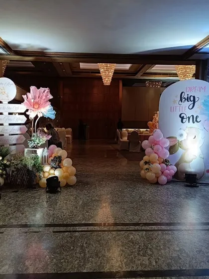 The entrance decor for the "Dream Big Little One" party, featuring a welcome signpost and whimsical, glowing flowers to greet guests.