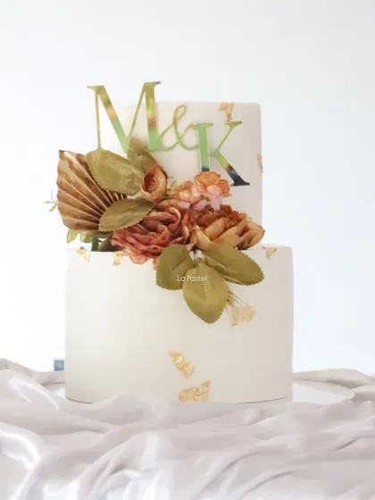 A perfect vintage-style cake for an engagement or special occasion. I used dried palm spears and rustic-toned flowers to create this beautiful, earthy arrangement on a clean two-tier cake.