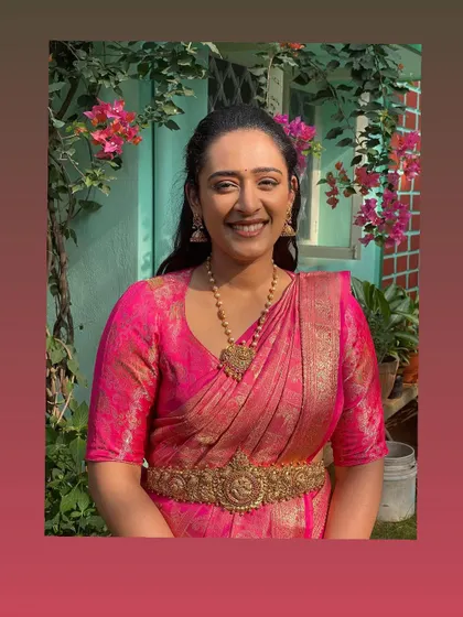Smaranita looks absolutely divine in this pink Kanchivaram saree. The makeup is fresh and glowing, shot in natural sunlight to show its true finish.