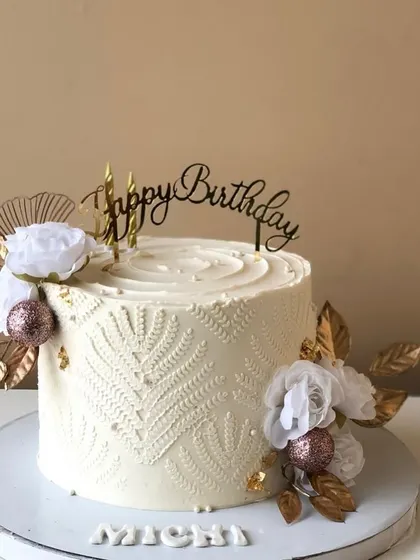 A different angle of the white stenciled cake, showing the beautiful texture.