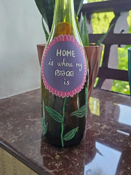 "Home is where my Amma is." This piece, painted in our workshop, beautifully combines art with a heartfelt message in Malayalam.