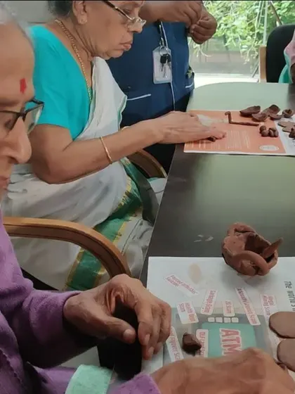 Here is a moment from one of my therapeutic clay sessions for seniors. You can see the deep focus as she works with the clay, a process that provides vital tactile stimulation and a way to connect with memories. For many living with dementia, touch becomes a primary language.