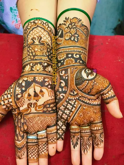 A beautiful and balanced design with peacocks and 'kalash' motifs. The mix of bold and fine lines gives it a lot of depth.