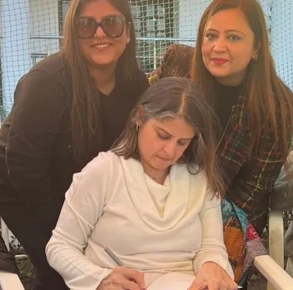 A cheerful afternoon in the sprawling lawns of Roshnara Club with our special guest, author Anu Singh Choudhary. Here she is signing a copy of her relatable book, "The Secret of a Telltale Diet."