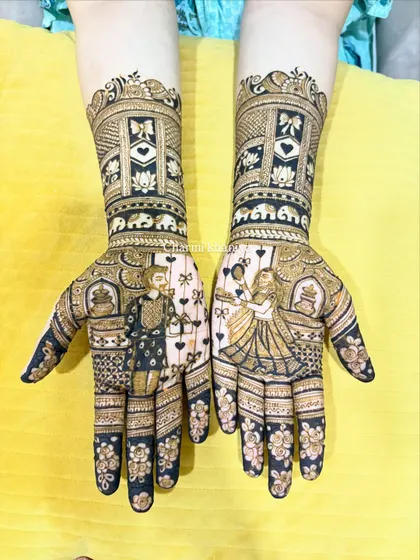 So much love for this Teej festival mehendi! I created custom portraits of the couple, with the bride holding a mirror, surrounded by hearts and traditional elephant motifs. It’s all about those happy festive vibes.
