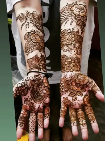 It makes me so happy when clients send me pictures of their henna. This beautiful floral design looks stunning on her.
