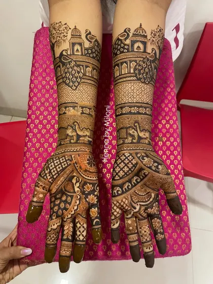 This grand bridal mehendi features peacocks sitting atop royal jharokhas, with camels below. It’s a design fit for a queen, full of majestic details.