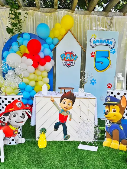 Another take on the popular Paw Patrol theme, this time with a focus on Ryder and his team. The setup includes a doghouse-shaped backdrop and Dalmatian-print props for a playful touch.