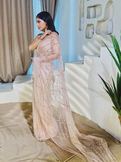 The full length of this stunning pink saree shows its long, flowing pallu. It’s a modern, dreamy take on the classic nine yards.