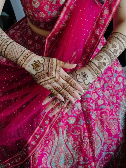 The full view of the design, created for a lovely Japanese bride. It shows how beautifully traditional Indian mehendi can be adapted for anyone.
