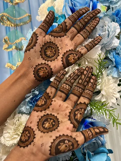 A lovely minimal design for the back of the hands. Repeating lotus mandalas create a rhythmic and symmetrical pattern that is both simple and captivating.