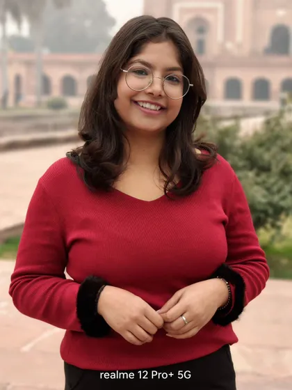 Another example of a portrait taken with the Realme 12 Pro+, this time a bright and cheerful shot that highlights the camera's color reproduction and depth effect.