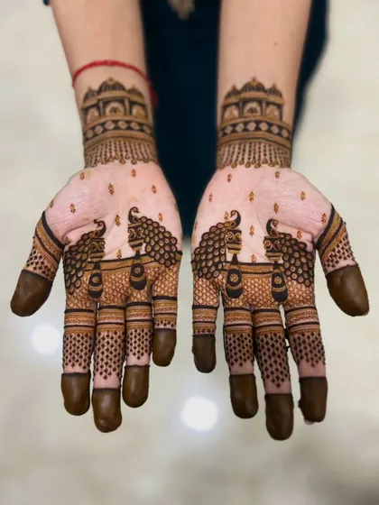 This is a classic and popular choice for family members. The design features symmetrical peacocks and detailed architectural patterns on the palms, creating a full and rich look.