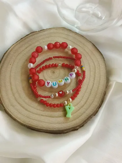 Introducing our new red stack bracelet for Yumna! This set blends elegant red beads with personalized letter beads and a cute initial charm.