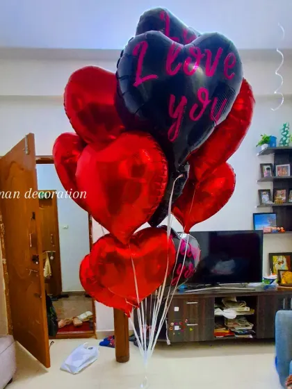 A classic romantic gesture, this bouquet features red and black heart-shaped foil balloons, including one with an 'I love you' message.